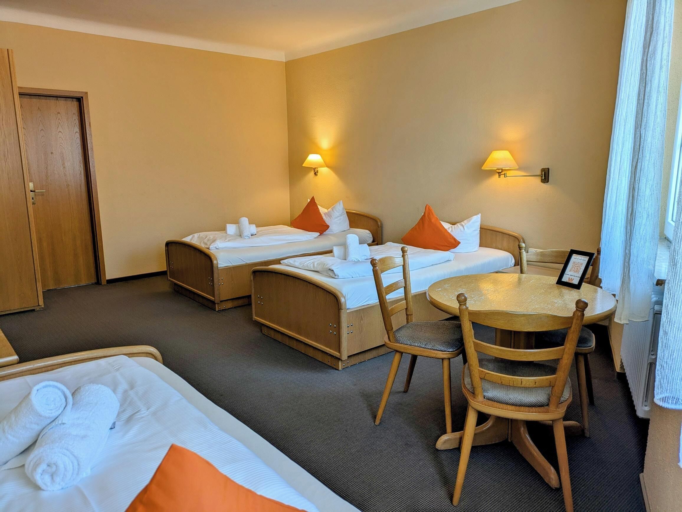 Habitación triple básica | Escritorio y espacio para trabajar con laptop 