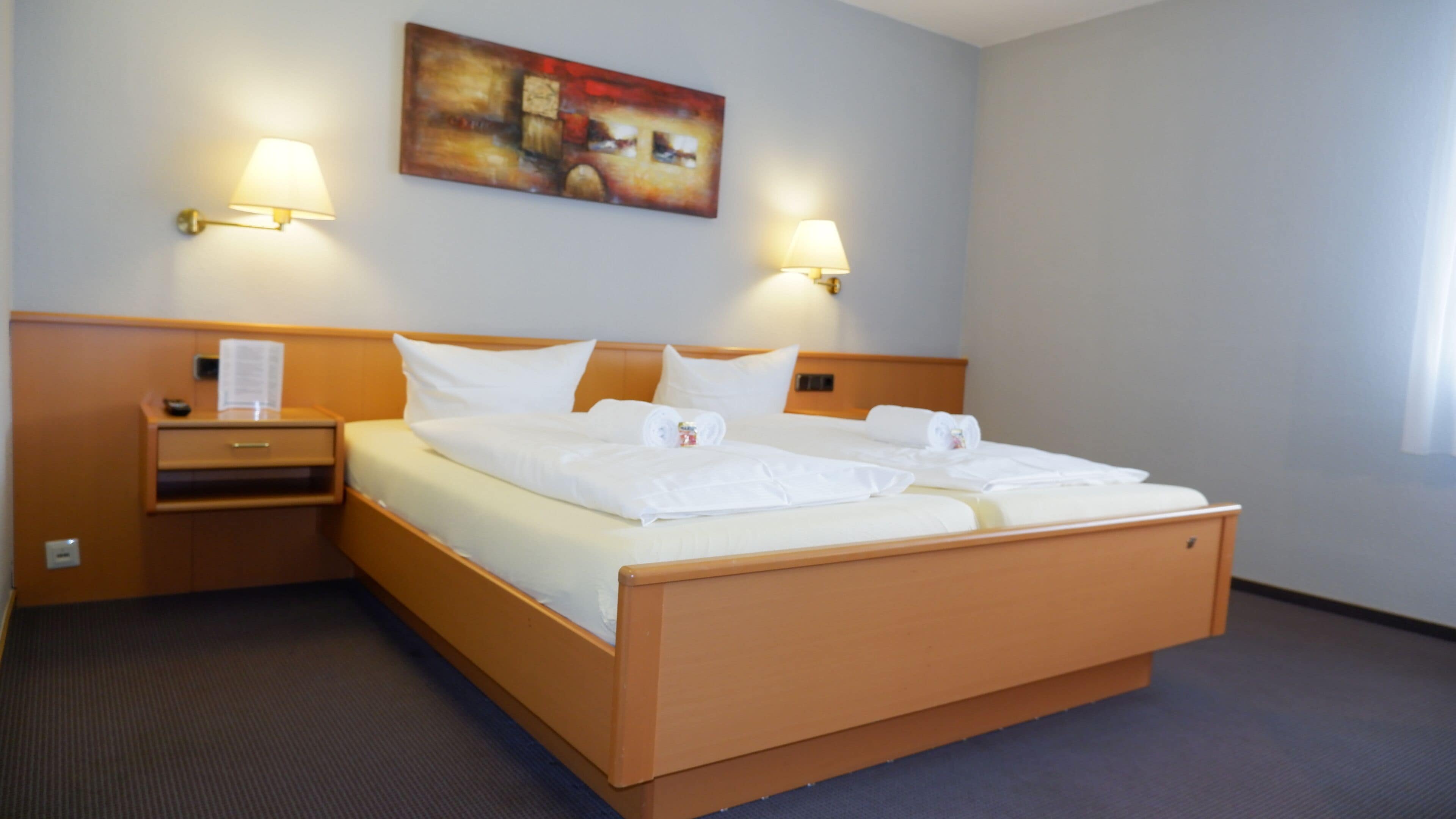 Habitación básica doble | Escritorio y espacio para trabajar con laptop 