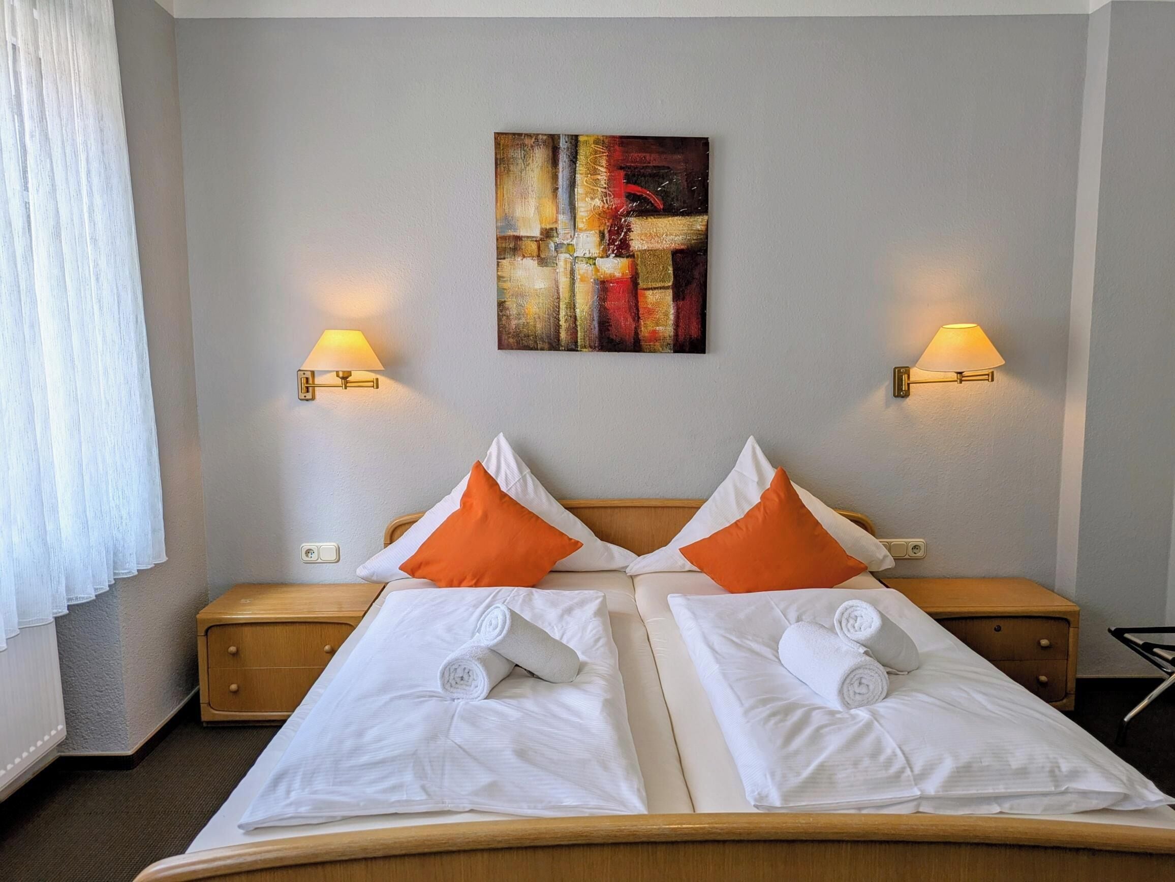 Habitación básica doble | Escritorio y espacio para trabajar con laptop 