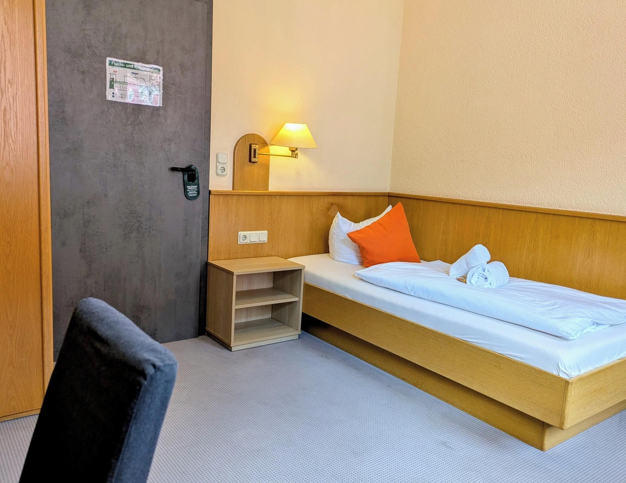 Habitación individual básica | Escritorio y espacio para trabajar con laptop 