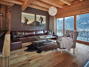 Smart-TV, Kamin, Stereoanlage, Drucker