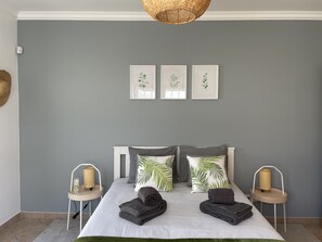 1 間睡房、書桌、隔音、可攜式嬰兒床