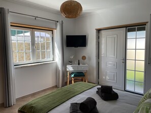 1 slaapkamer, een bureau, geluiddichte muren, reisbedje
