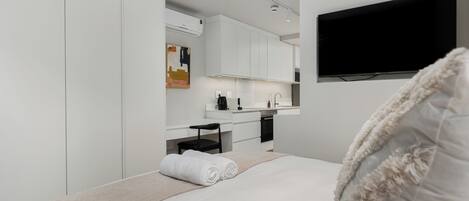 In-room safe, laptop workspace, iron/ironing board, free WiFi