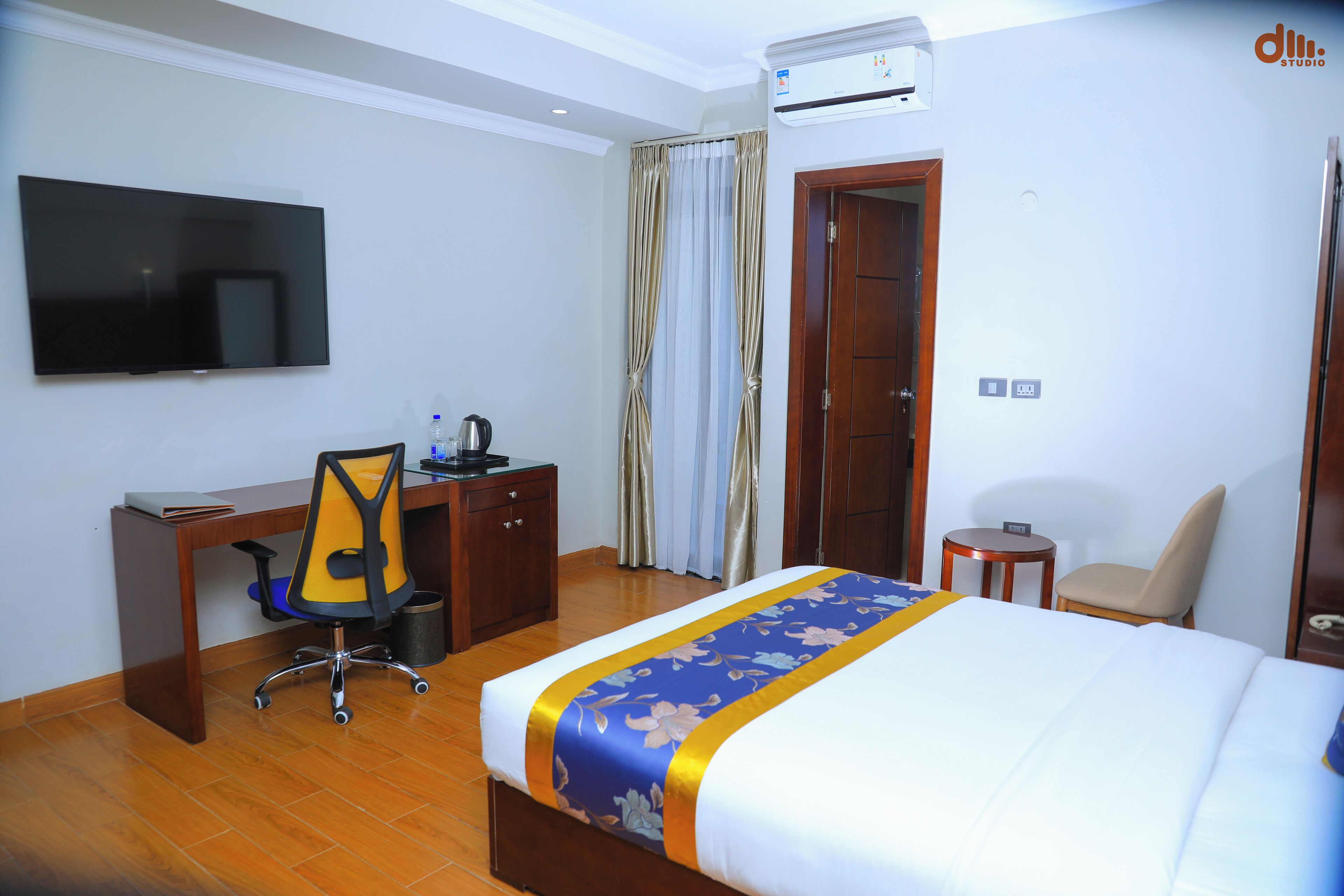 standard double room, 1 queen bed | minibar, iron/ironing board, free wifi, bed sheets