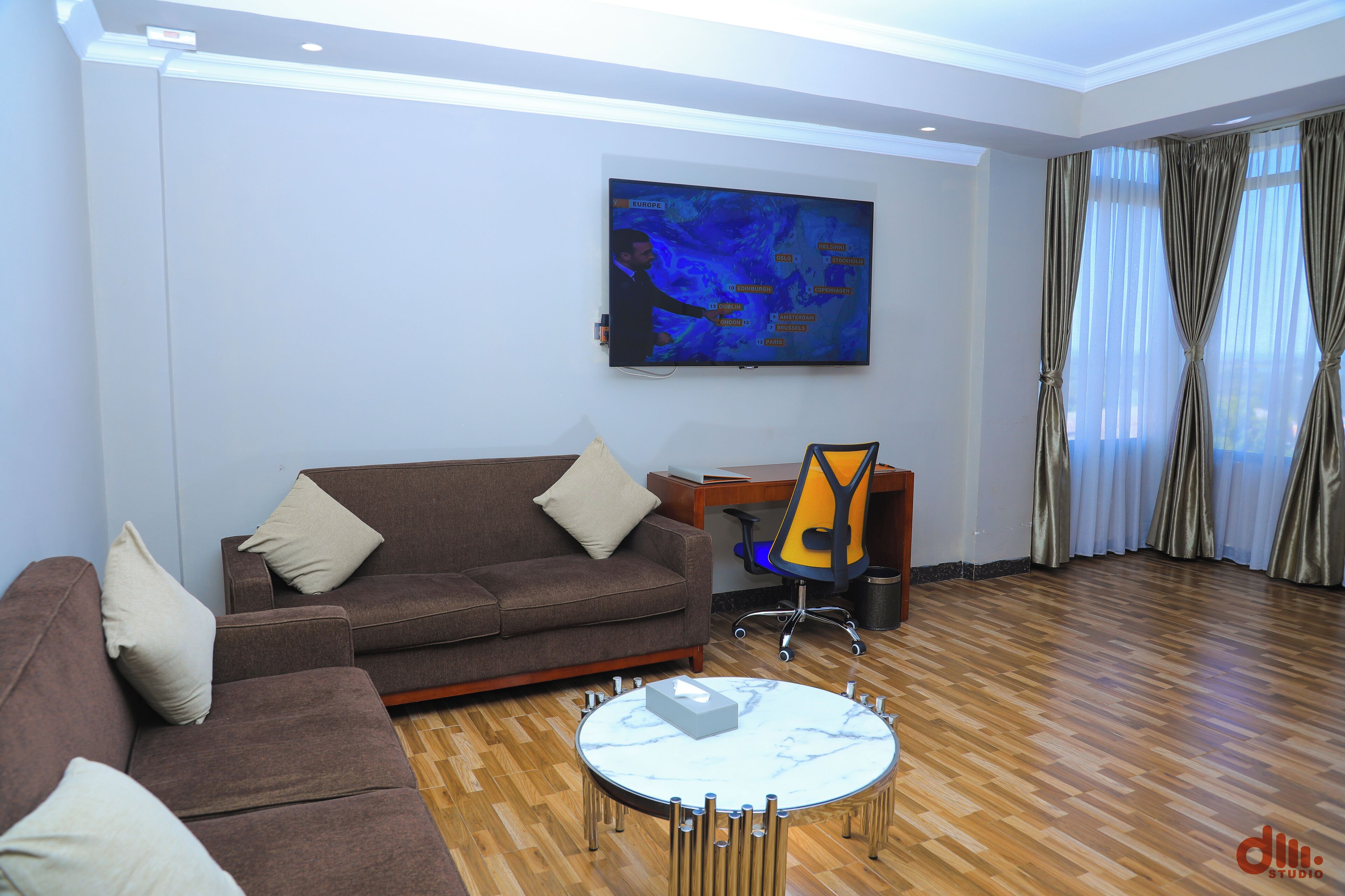 executive suite | living area | lcd tv