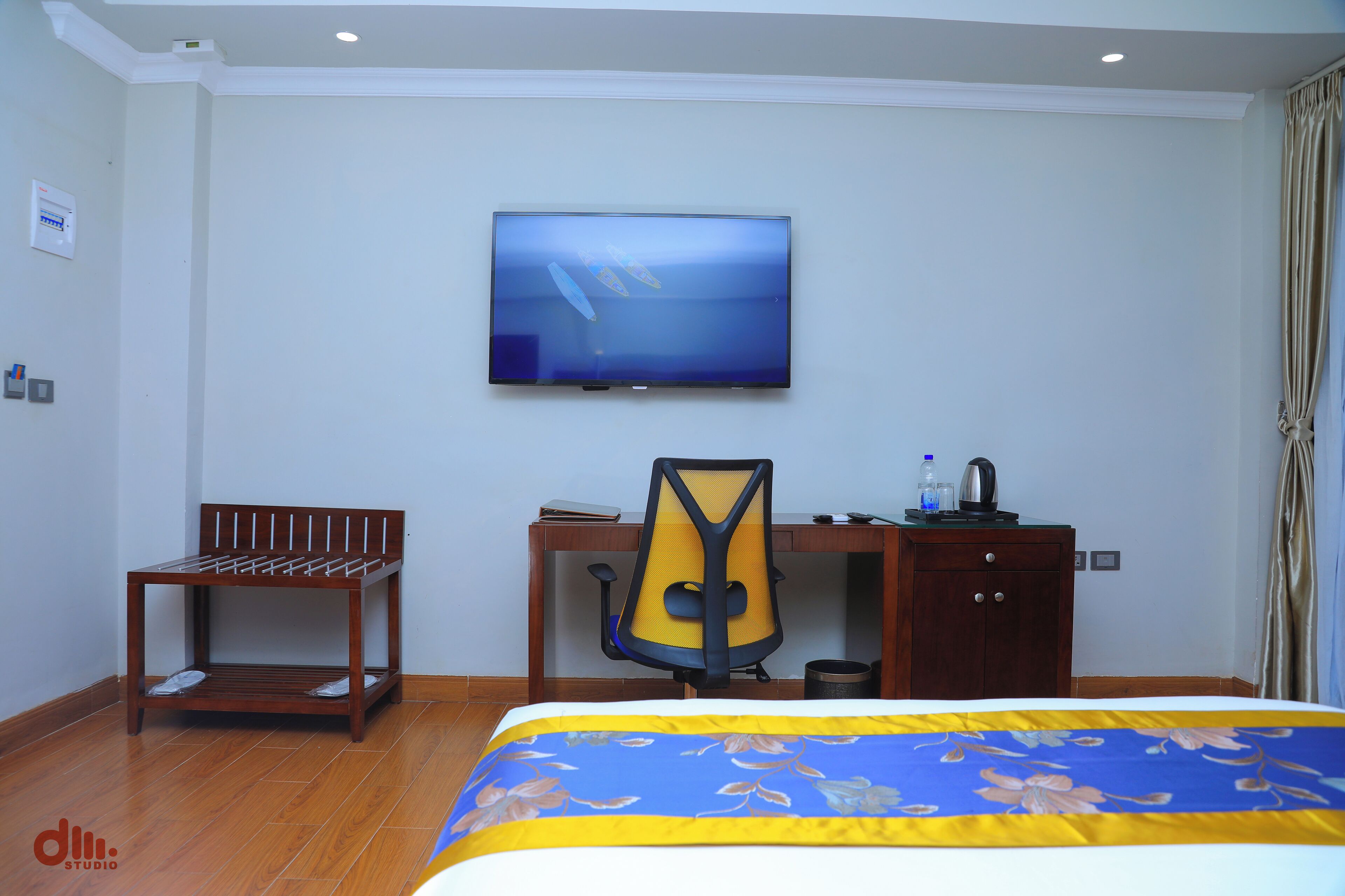 standard double room, 1 king bed | minibar, iron/ironing board, free wifi, bed sheets