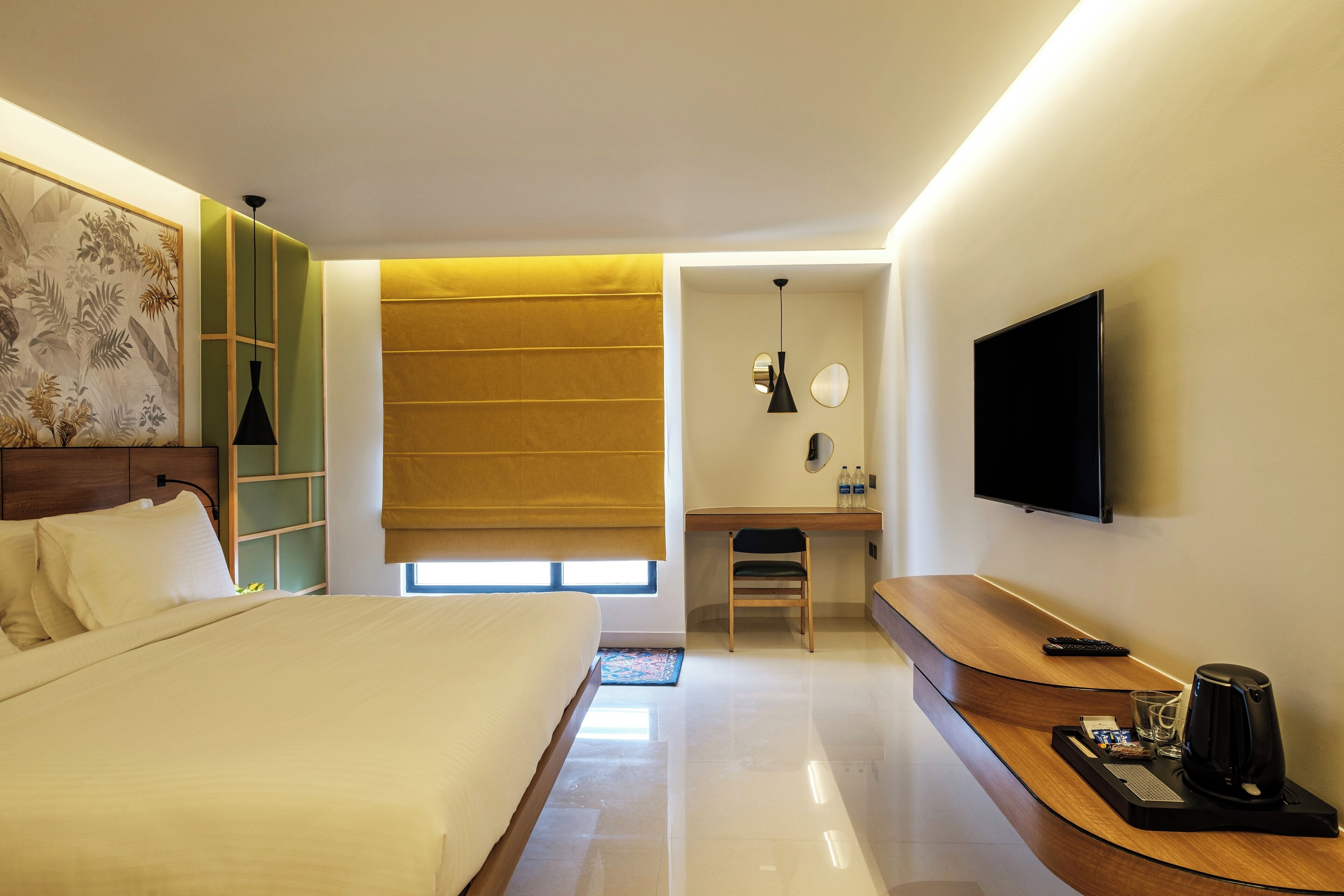 Une chambre d’hôtel moderne dotée d’un grand lit, d’un bureau avec une chaise, d’une télévision à écran plat et d’une machine à café.