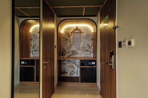 迷你吧、客房内保险箱、笔记本电脑工作区、遮光窗帘