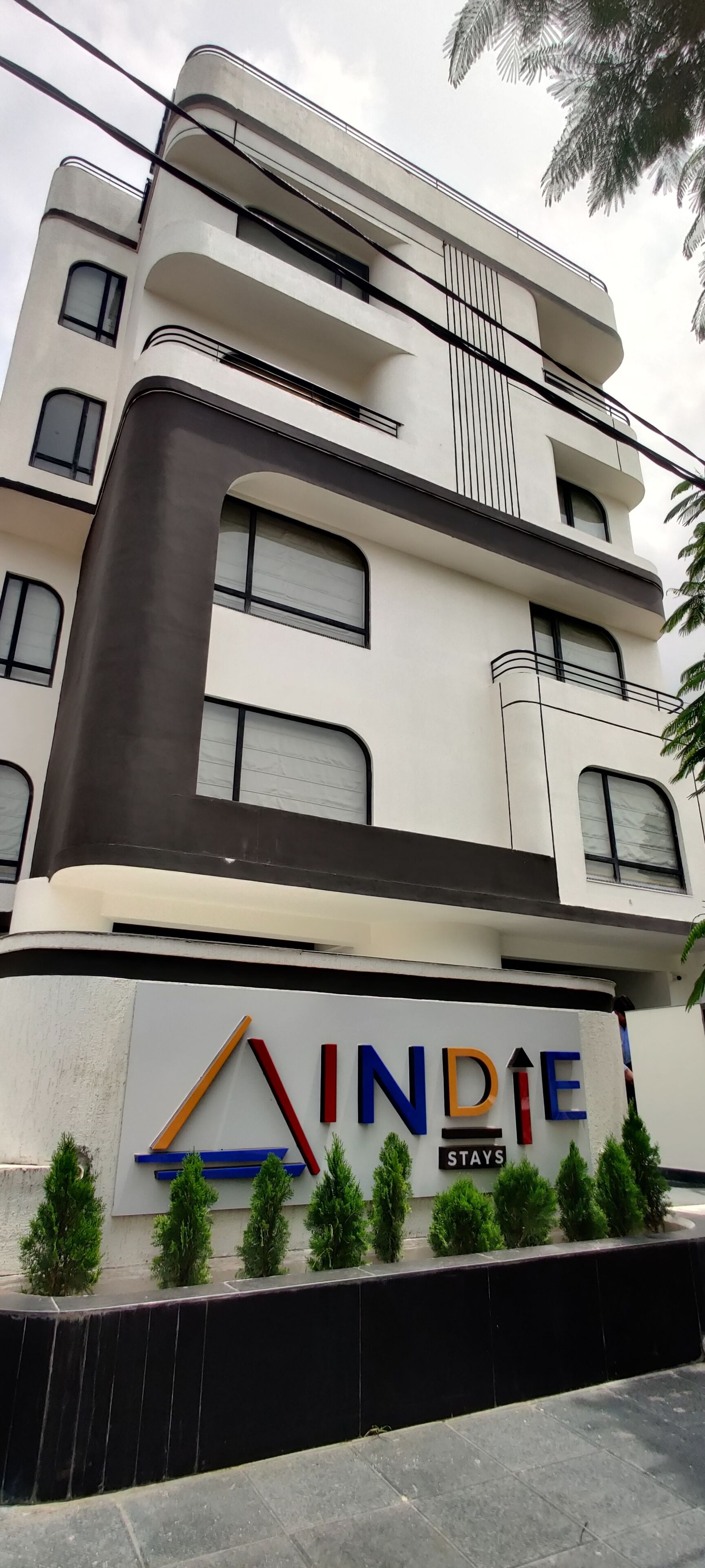 Un edificio de varios pisos con un letrero que dice 'INDIE STAYS'.