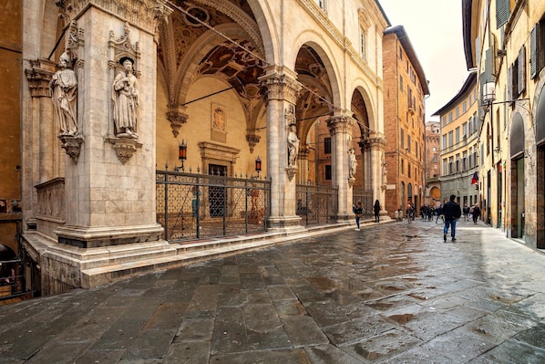 Un edificio histórico con arquitectura clásica, que incluye columnas y estatuas.