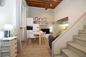 Standard-Apartment, Mehrere Schlafzimmer (Casina Di Giada) | Wohnbereich | 21-Zoll-Flachbildfernseher mit Kabelempfang