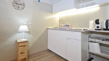 Réfrigérateur, micro-ondes, four, plaque de cuisson