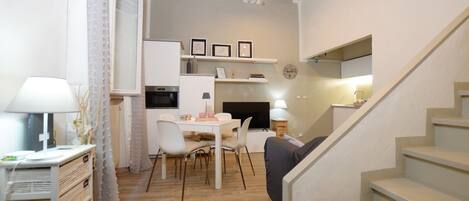 Standaard appartement, 2 slaapkamers (Casina Di Giada) | Woonruimte | Een 21-inch flatscreentelevisie met kabelzenders