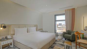 Habitación Deluxe, 1 cama King size | Baño | Amenidades de baño gratuitas, batas, pantuflas