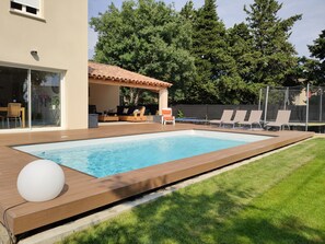 Una piscina al aire libre