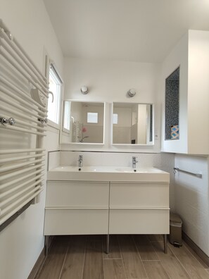 Doccia, asciugamani, sapone, shampoo