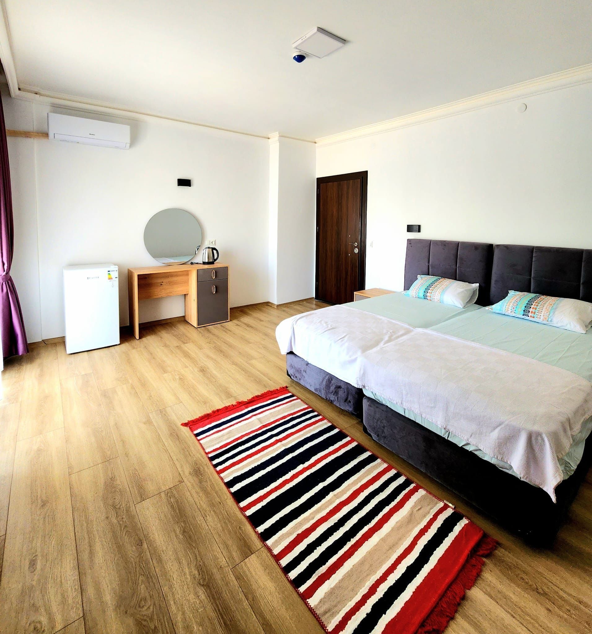 combined shower/bathtub, hydromassage showerhead, hair dryer, towels