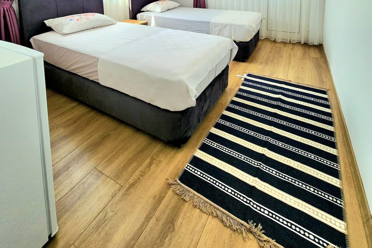 Premium bedding, Select Comfort beds, free minibar, laptop workspace