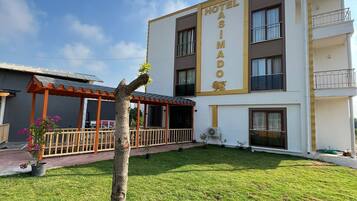 Vista frontal de la propiedad