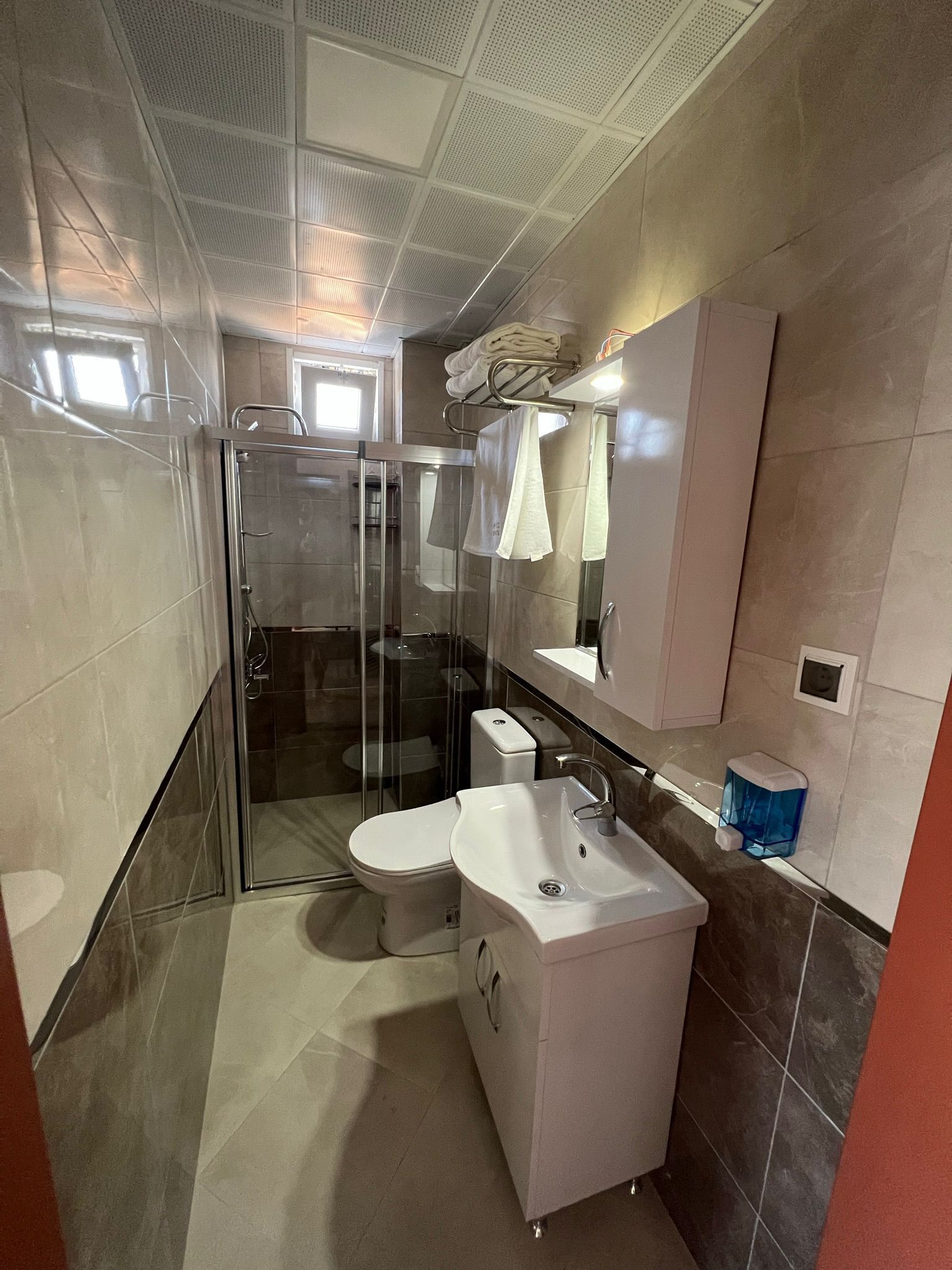 standard twin room | bathroom | combined shower/bathtub, hydromassage showerhead, hair dryer, towels