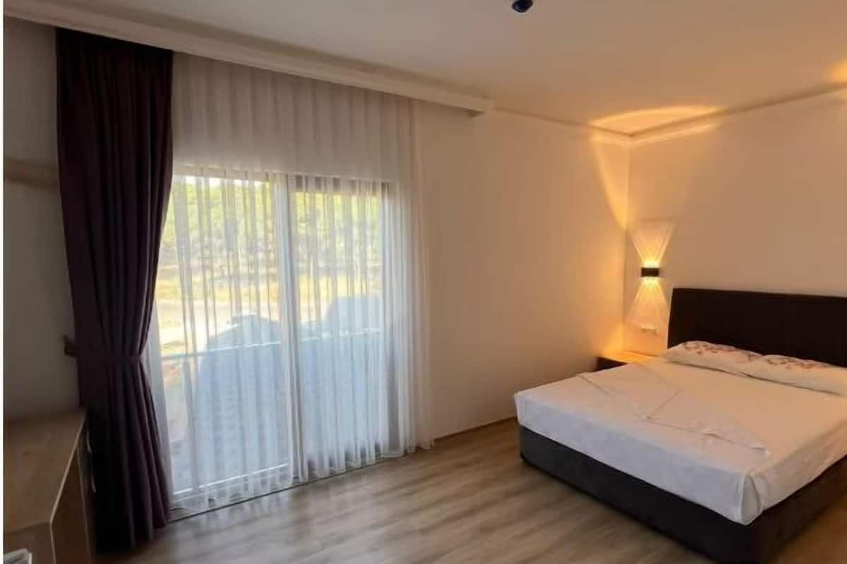 Premium bedding, Select Comfort beds, free minibar, laptop workspace