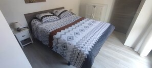 1 chambre, bureau, système d’insonorisation, fer et planche à repasser