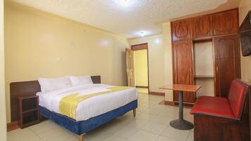 Phòng đôi Superior | Bàn, bộ trải giường