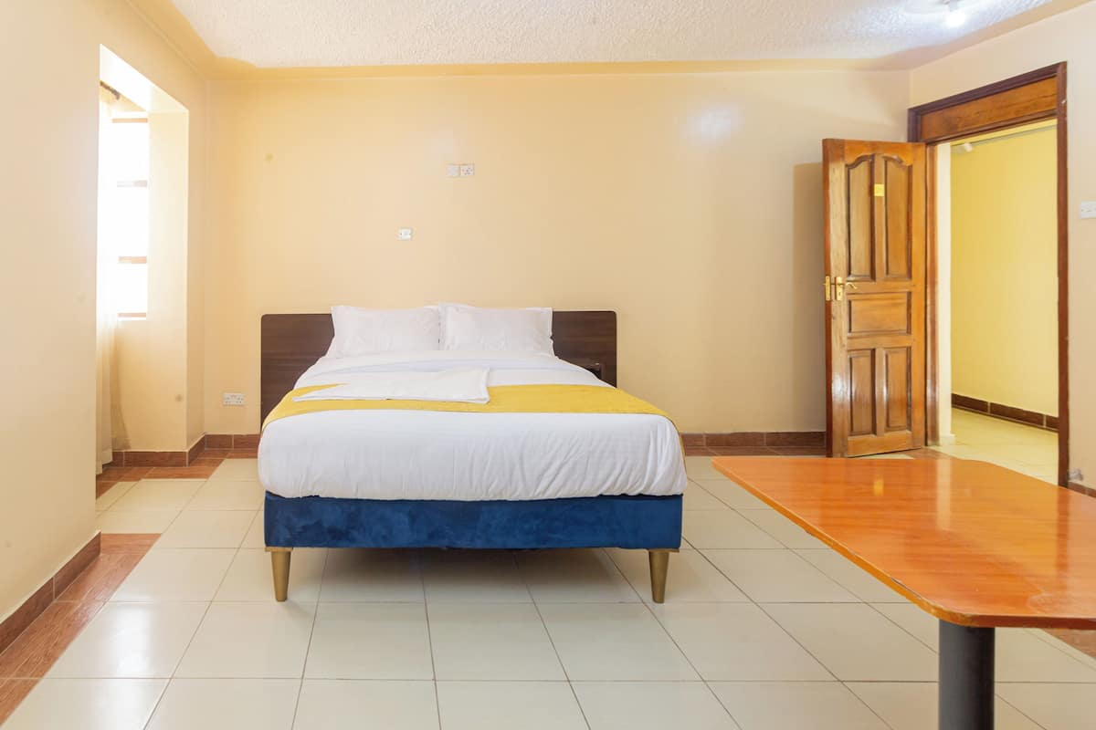 Escritorio y ropa de cama