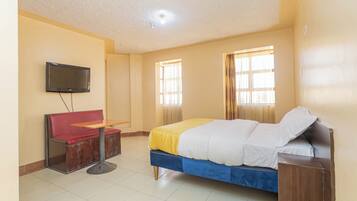 Superior Double Room | Desk, bed sheets