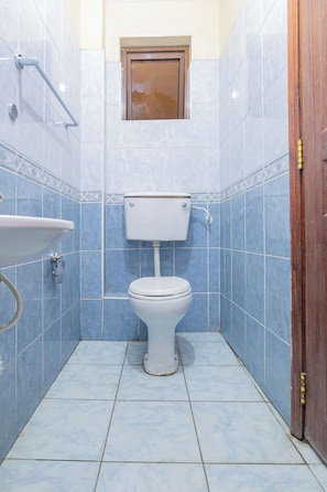 Standard Double Room | Bathroom shower - Levana Hotel (Kitengela)