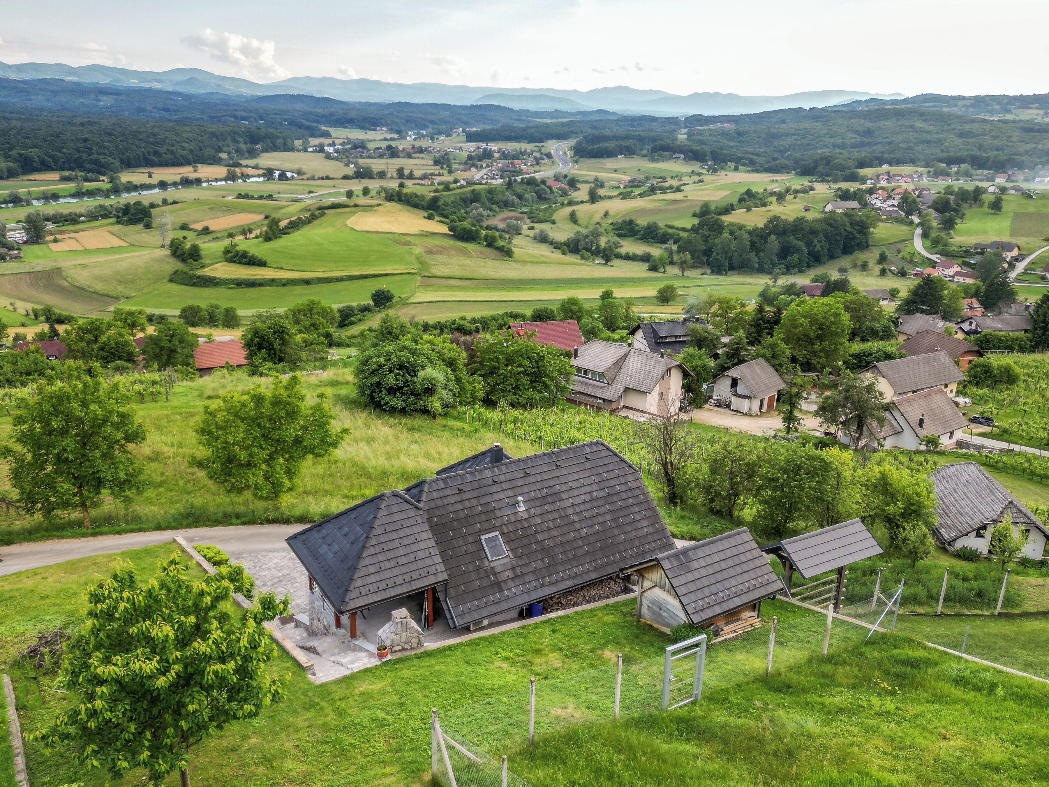 Un paysage rural avec des maisons, une route et des champs.