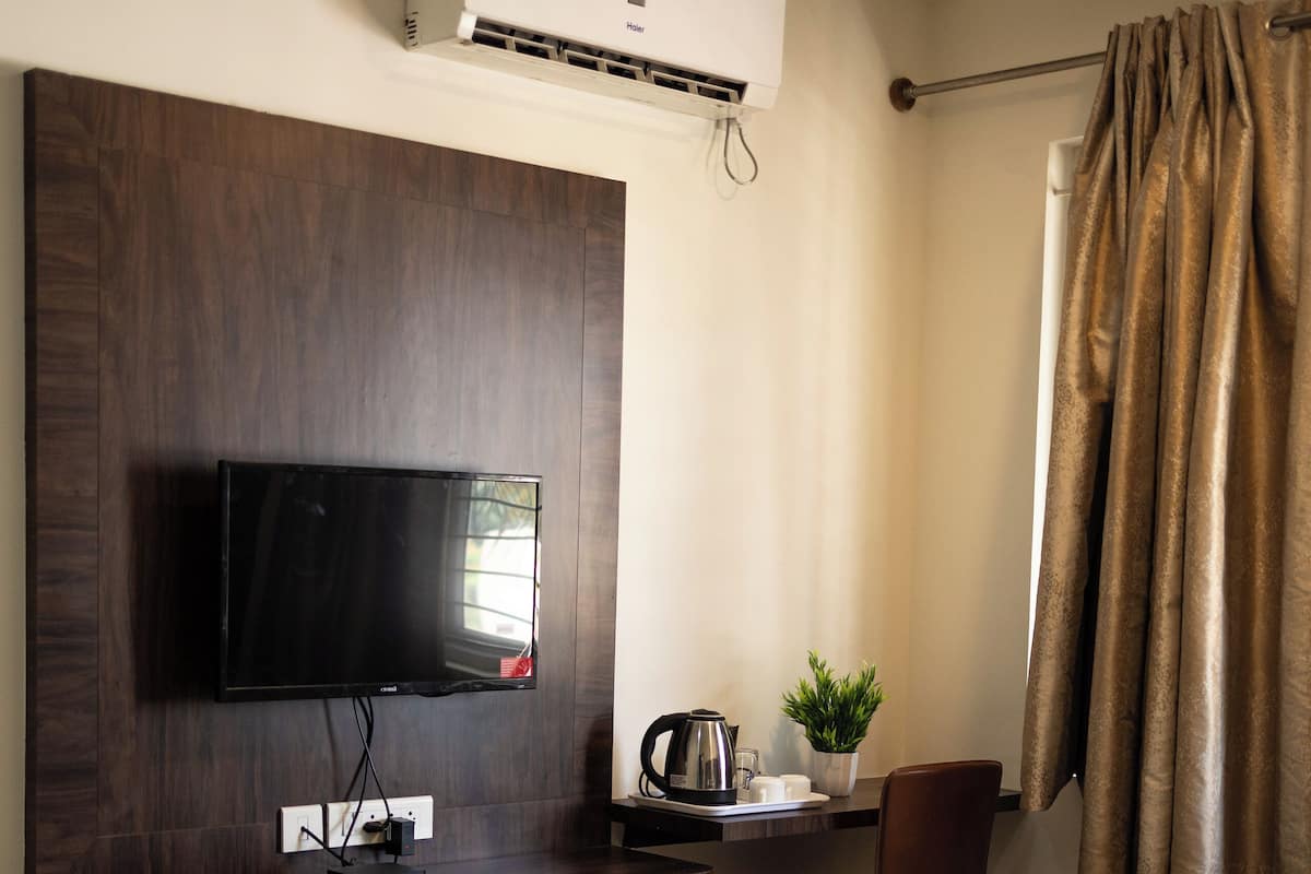 1 habitación, muebles diferentes y escritorio