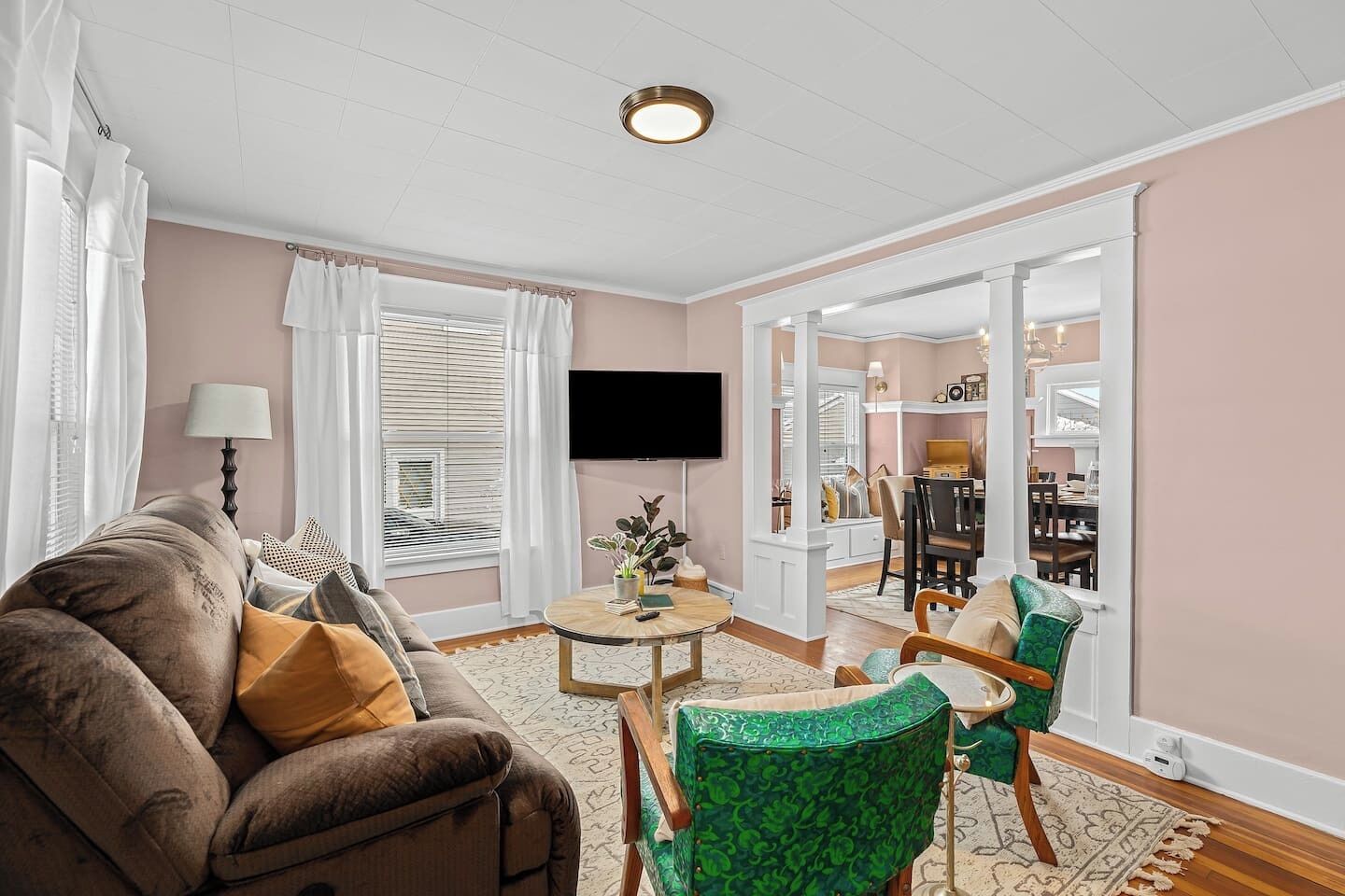 TV connectée, livres, espaces bureaux