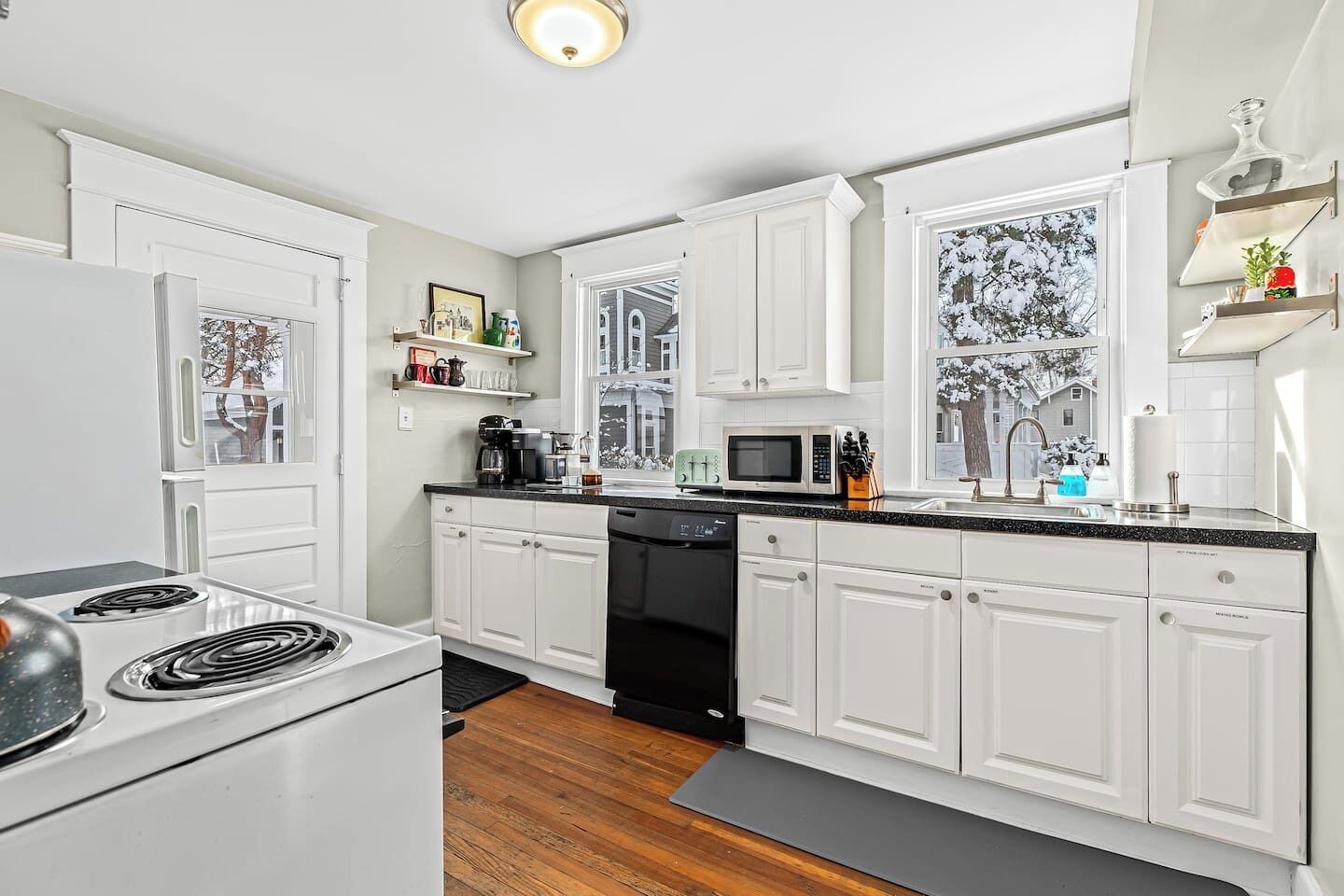 Refrigerador, microondas, horno y parrilla de estufa 