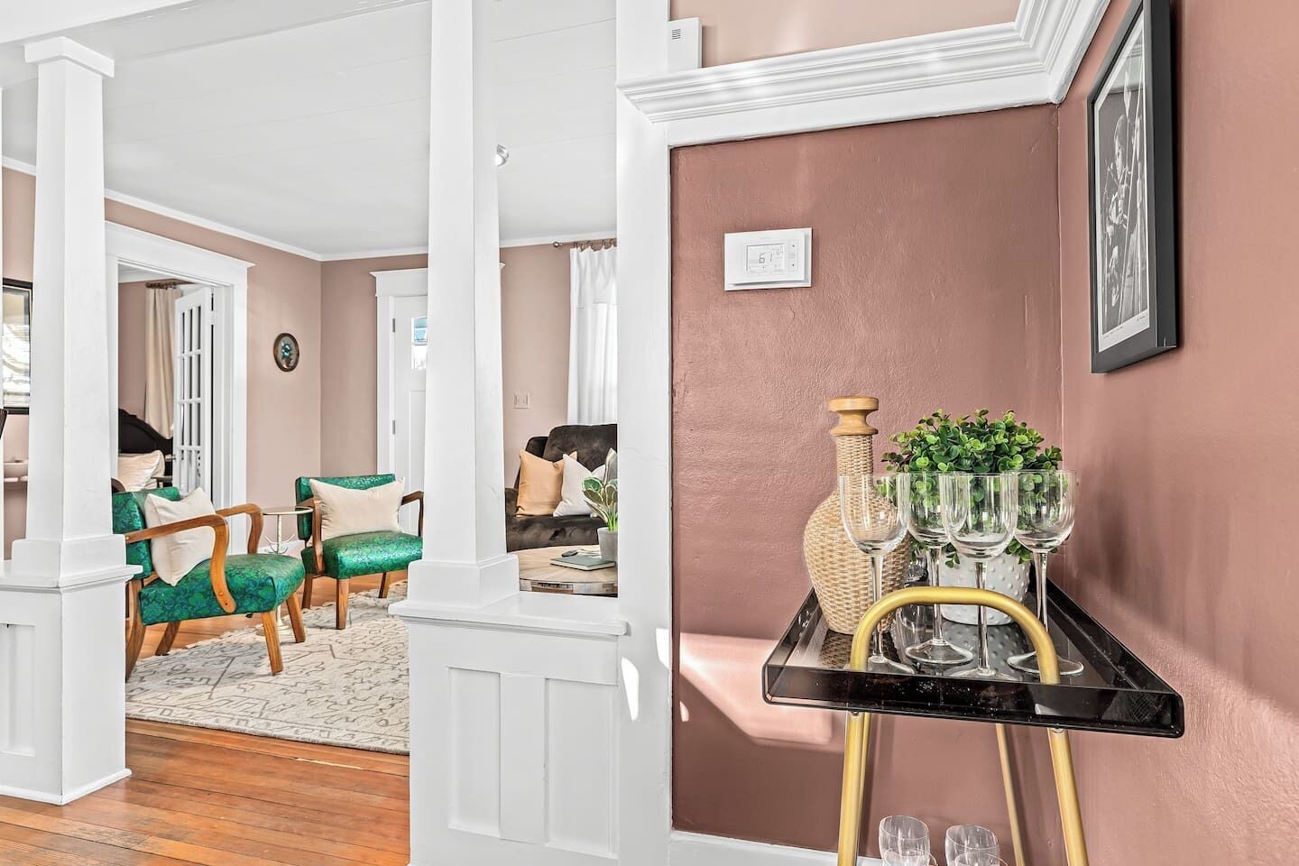 TV connectée, livres, espaces bureaux