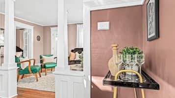 TV connectée, livres, espaces bureaux