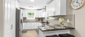 Modern [3BR/2BA] Family Home in Commerce Township