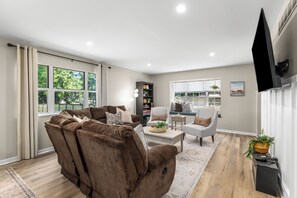 Smart-TV, Tischtennisplatte, Bücher, Stereoanlage