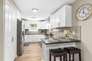 Refrigerador, microondas, horno, placa de cocina