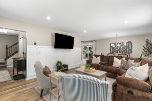 Smart-TV, Tischtennisplatte, Bücher, Stereoanlage