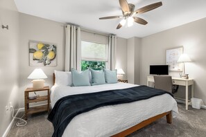 3 Schlafzimmer, Schreibtisch, Bügeleisen/Bügelbrett, Reisekinderbett