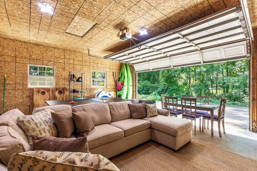 Modern [3BR/2BA] Family Home in Commerce Township