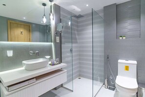 Apartamento estándar, 2 habitaciones, vistas al lago | Baño | Cabezal de ducha tipo lluvia y toallas