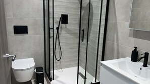 Haartrockner, Handtücher, Seife, Toilettenpapier