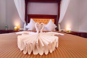 Bàn, bộ trải giường 