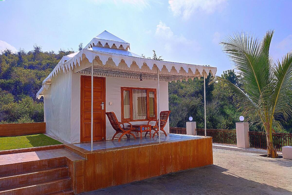 Il s’agit d’un petit bâtiment d’un seul étage, à l’extérieur blanc, avec une porte en bois. Il possède un balcon agrémenté d’une table et de chaises, le tout étant entouré d’un petit muret.
