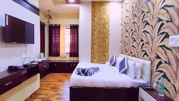 Habitación cuádruple Deluxe | Escritorio y ropa de cama