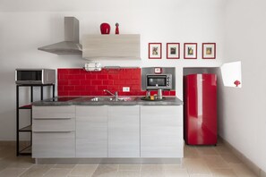 Kühlschrank, Mikrowelle, Ofen, Herdplatte