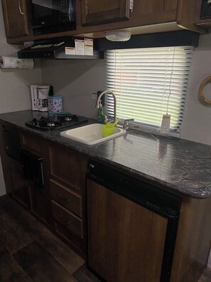 Private kitchen - Keystone Sunnydale Mini RV (Winchester)